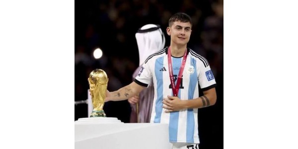 Paulo Dybala sentiu-se orgulhoso por ser reserva de Lionel Messi